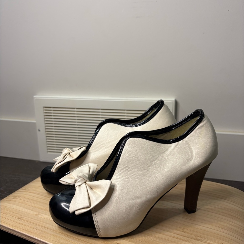 Elegant Black and Cream Heels with Bow Detail